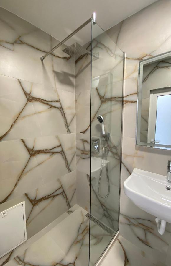 Central Welcoming Apartment In Tiranë Luaran gambar